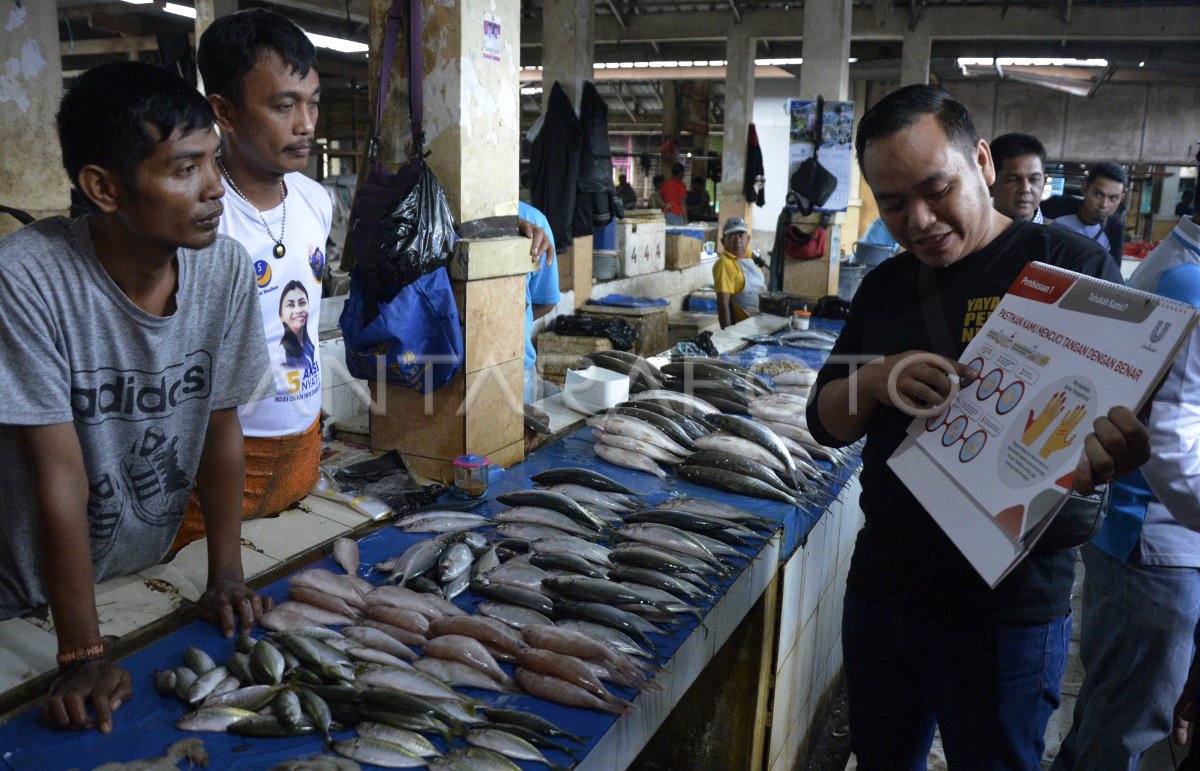 Sosialisasi Gerakan Cuci Tangan Pakai Sabun Di Pasar Antara Foto