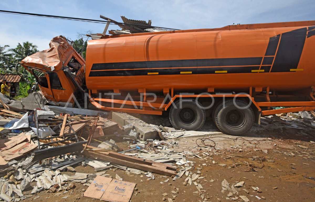 Kecelakaan truk tabrak ruko di Serang
