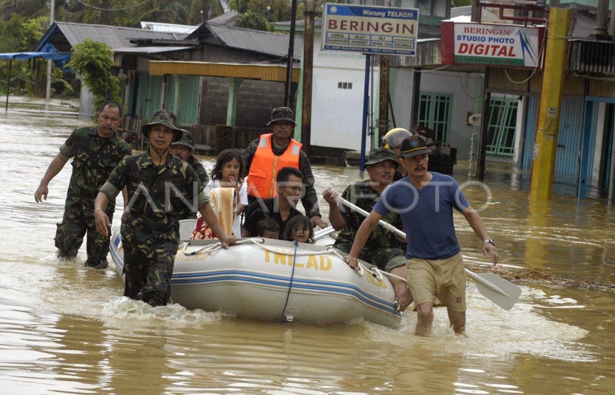 Evakuasi Banjir Antara Foto