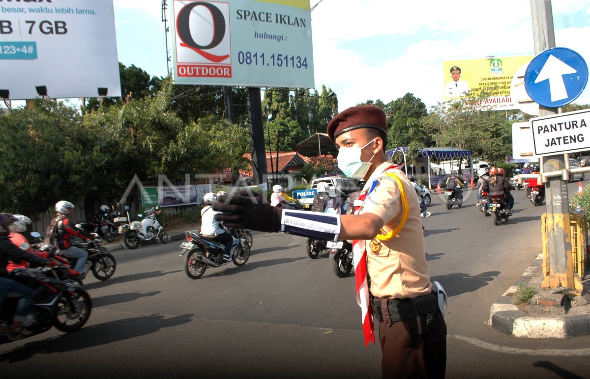 PRAMUKA ATUR LALU LINTAS | ANTARA Foto