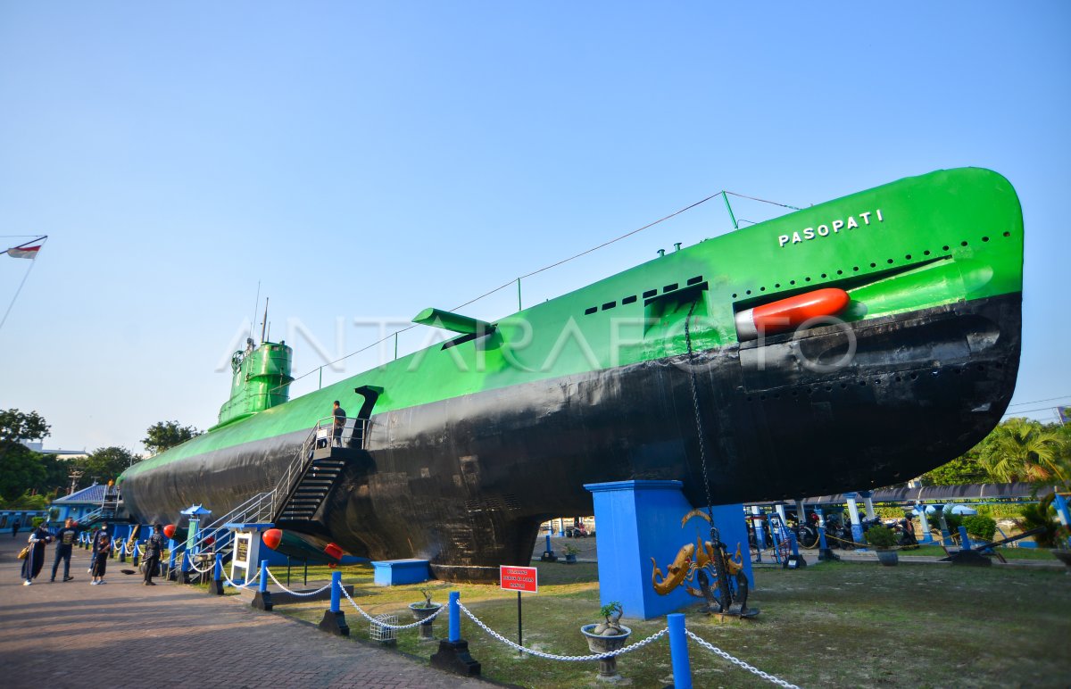 WIsata monumen kapal selam Pasopati | ANTARA Foto