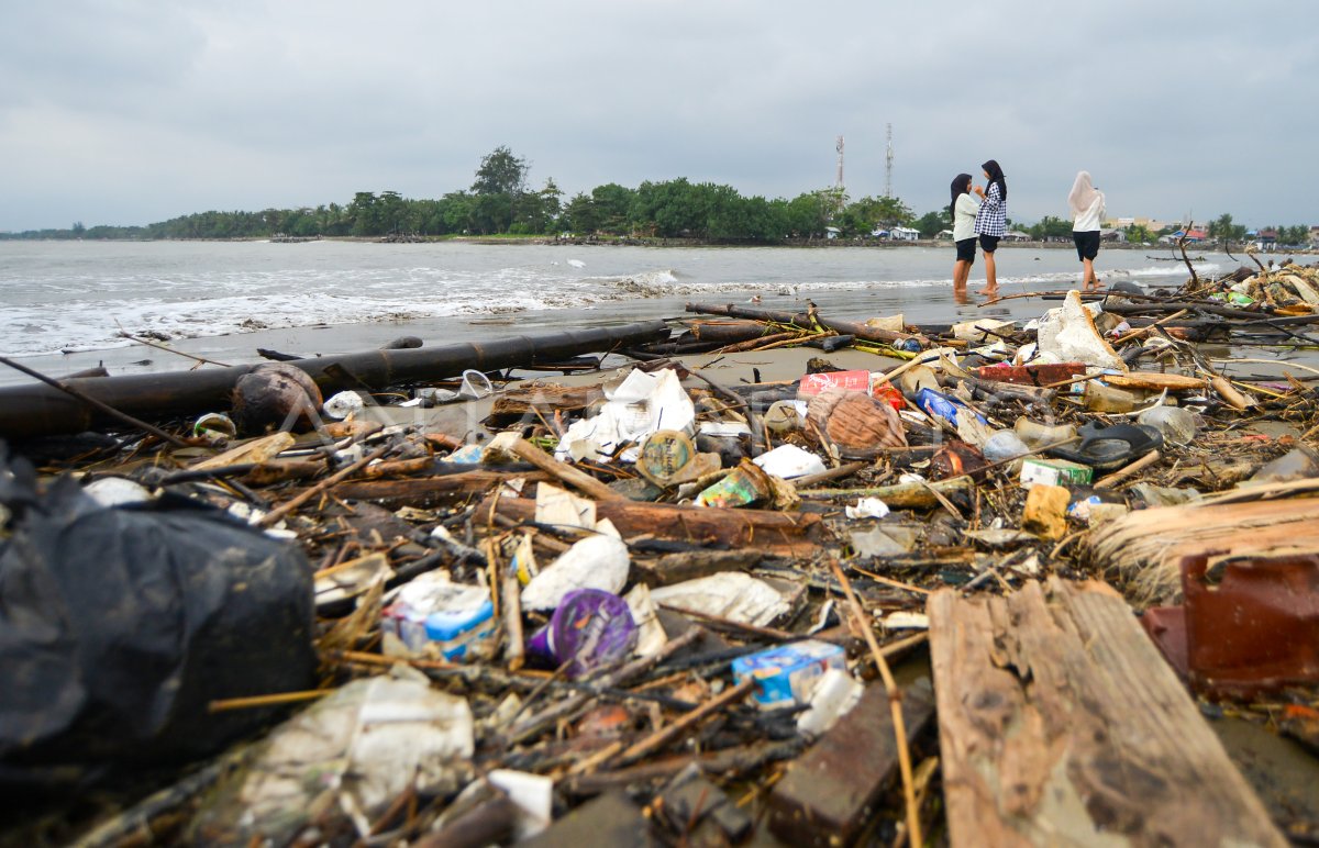 Sampah Pantai Ulak Karang Padang | ANTARA Foto