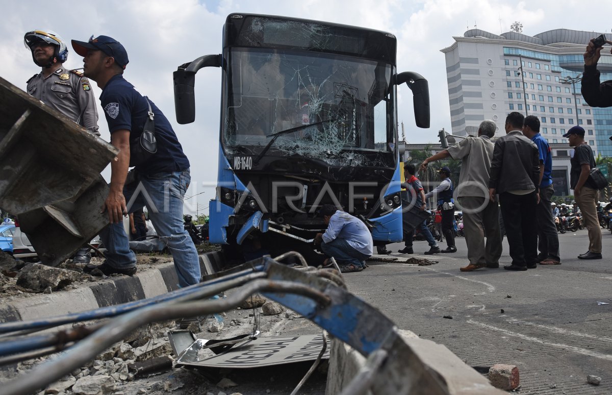 TRANSJAKARTA TABRAK PEMBATAS JALAN | ANTARA Foto