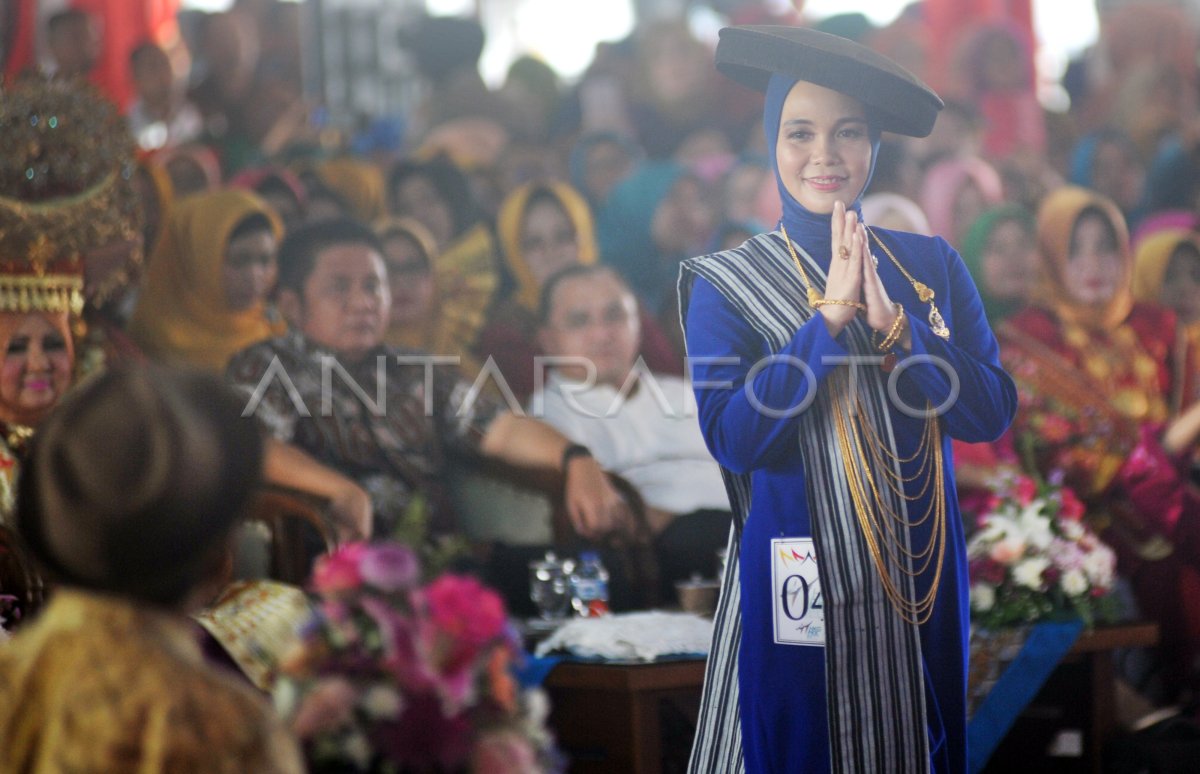 FASHION SHOW PAKAIAN ADAT NUSANTARA | ANTARA Foto