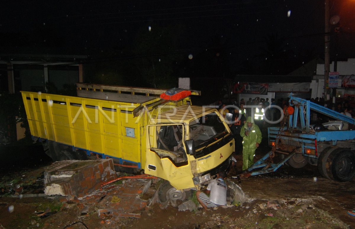 KECELAKAAN BERUNTUN DI SEMARANG | ANTARA Foto