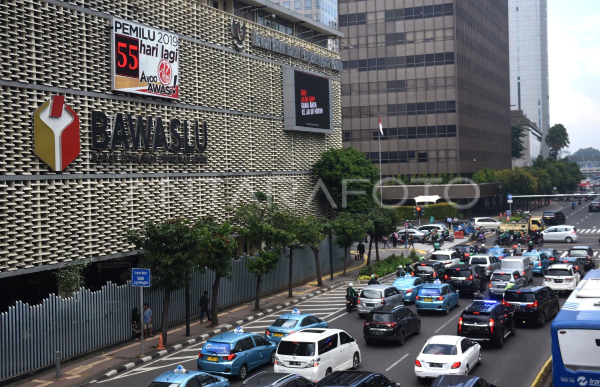 Papan hitung mundur pemilu antara foto