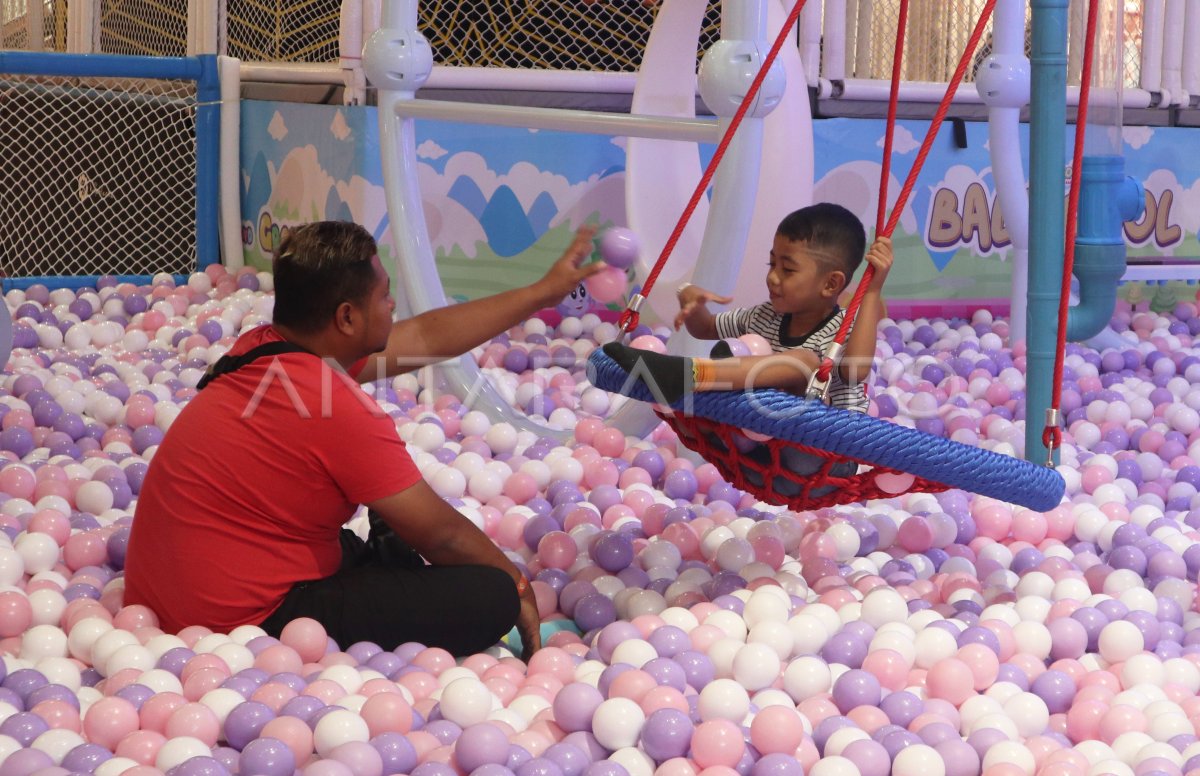 Arena Permainan Anak Ramai Saat Libur Sekolah | ANTARA Foto