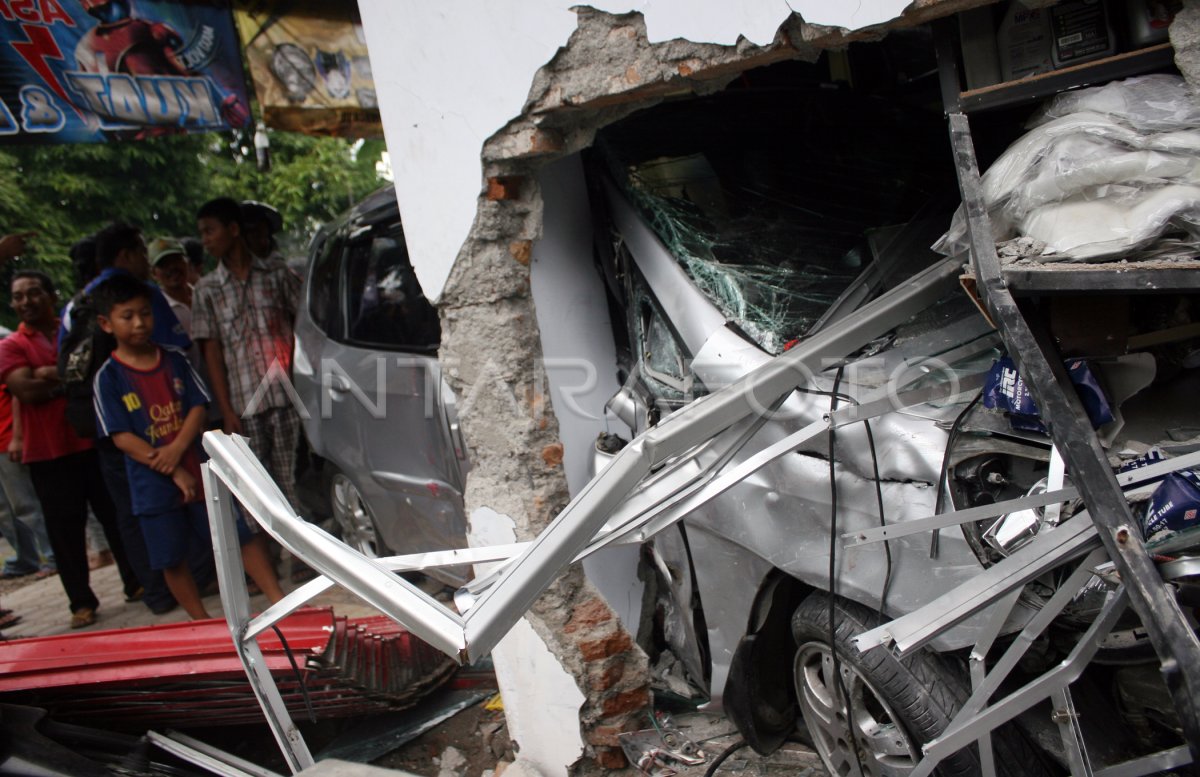 MOBIL TABRAK RUMAH | ANTARA Foto