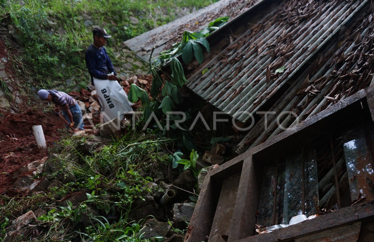 Longsor Tangsel Timbun Rumah Antara Foto