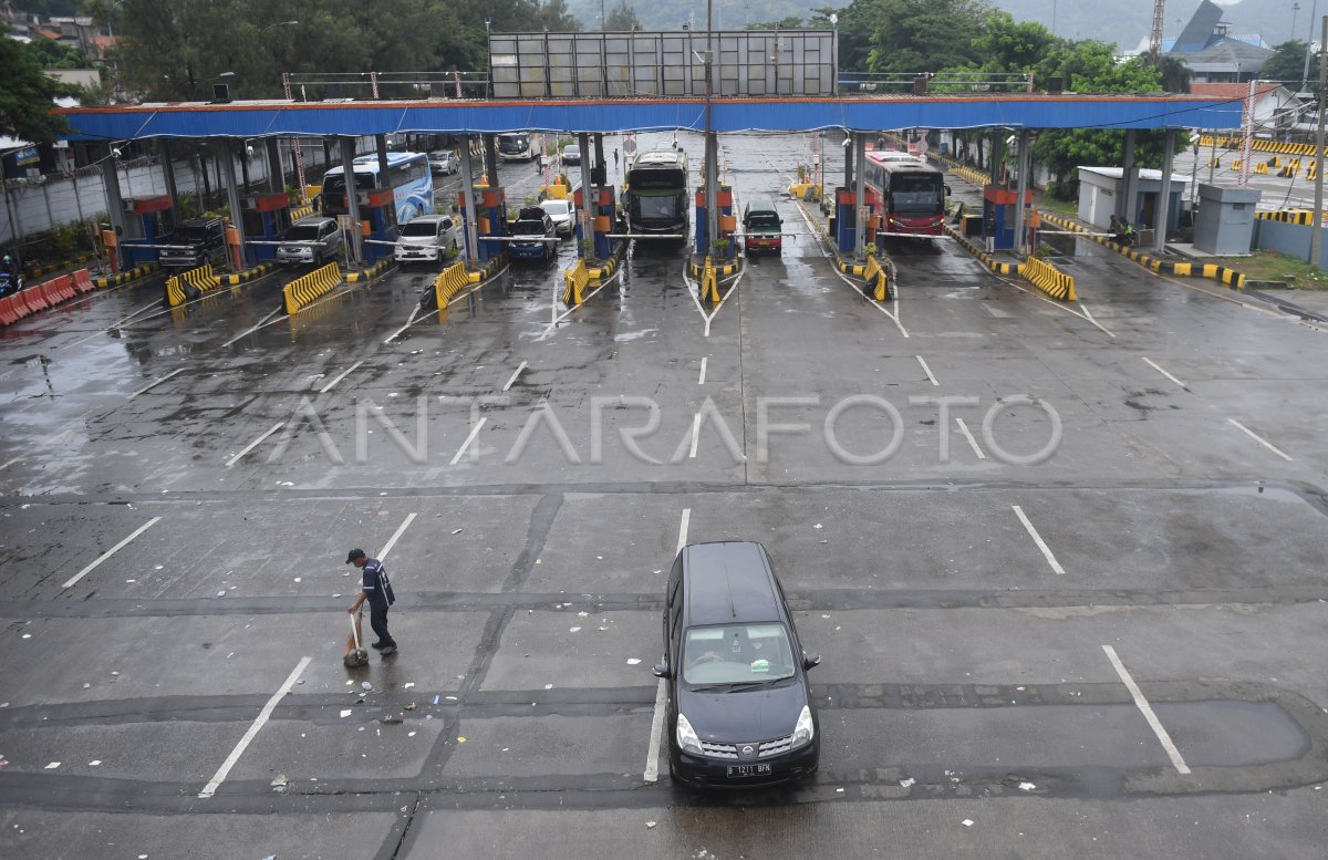 ARUS MUDIK DI PELABUHAN MERAK MULAI LENGANG | ANTARA Foto