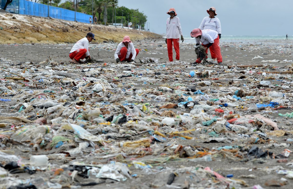 SAMPAH PLASTIK DI PANTAI KUTA | ANTARA Foto