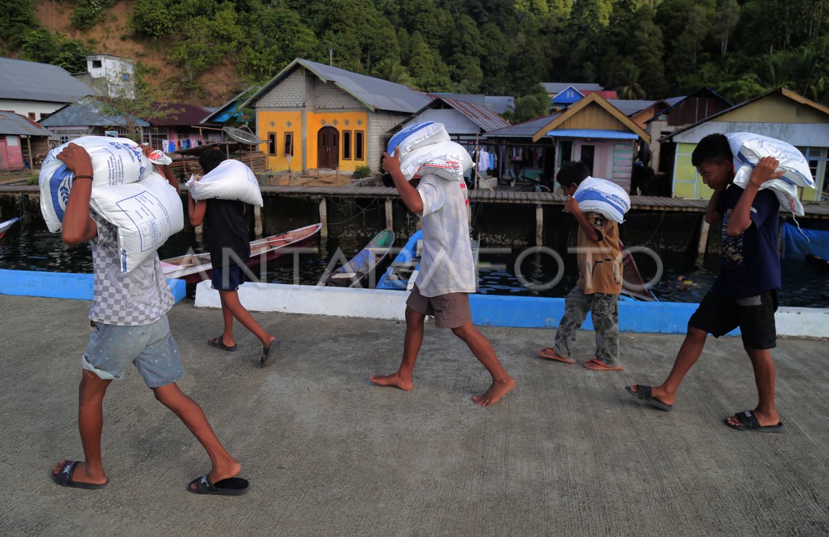 Bantuan beras untuk warga Suku Bajo di Pulau Bacan