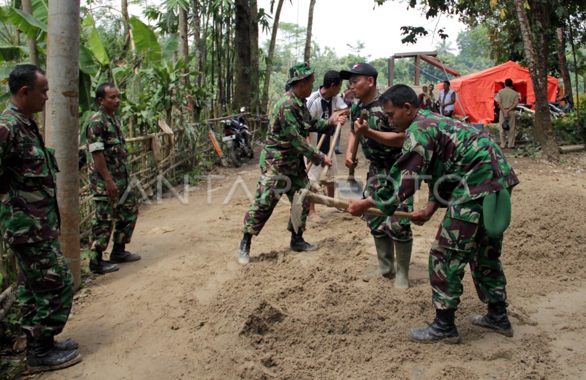 Bangun Jembatan Gantung Antara Foto 