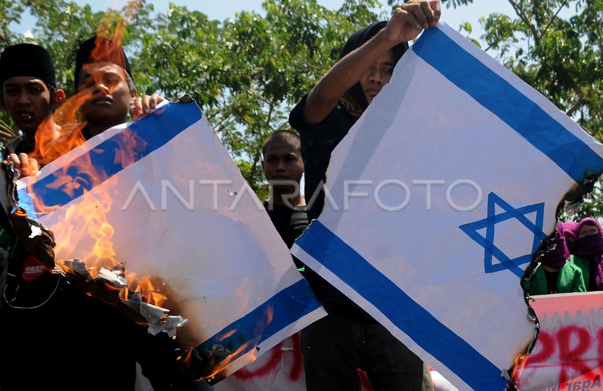 BAKAR BENDERA ISRAEL | ANTARA Foto