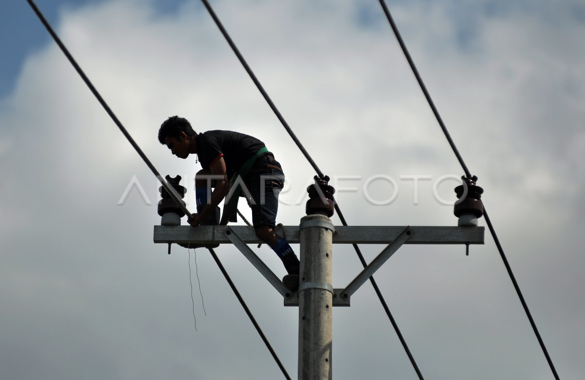 PEMELIHARAAN JARINGAN LISTRIK | ANTARA Foto