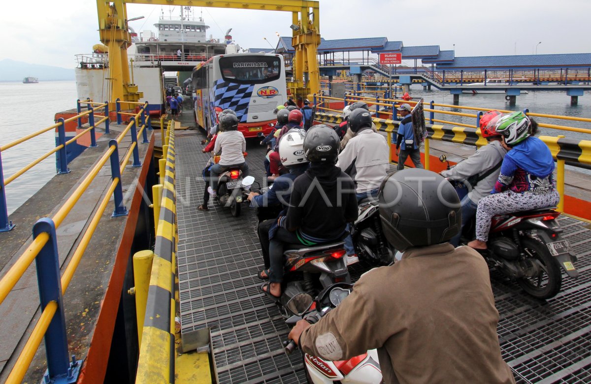 ARUS KENDARAAN PELABUHAN KETAPANG | ANTARA Foto