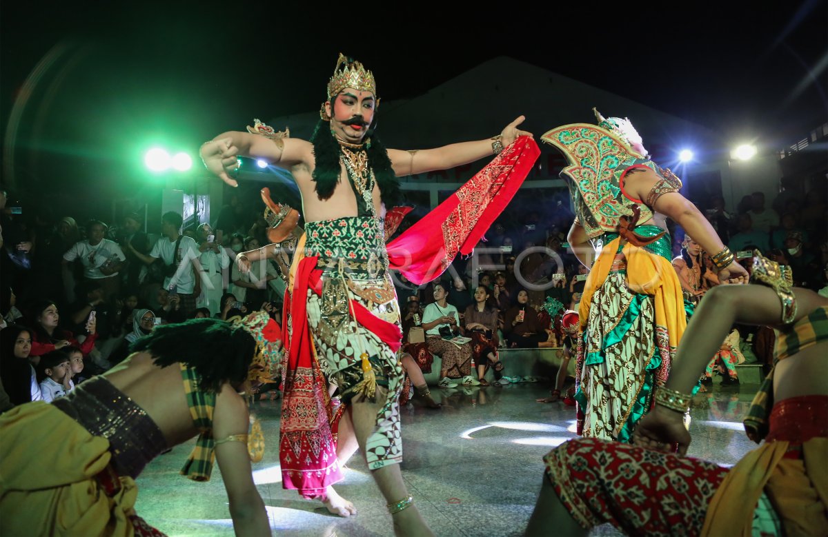 Pementasan wayang orang di kota lama Semarang