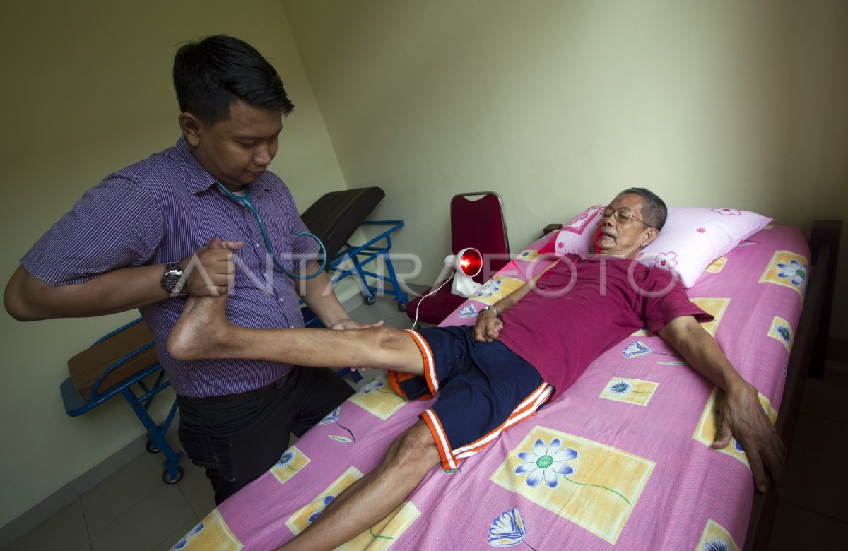 TERAPI LANSIA PASCA STROKE | ANTARA Foto