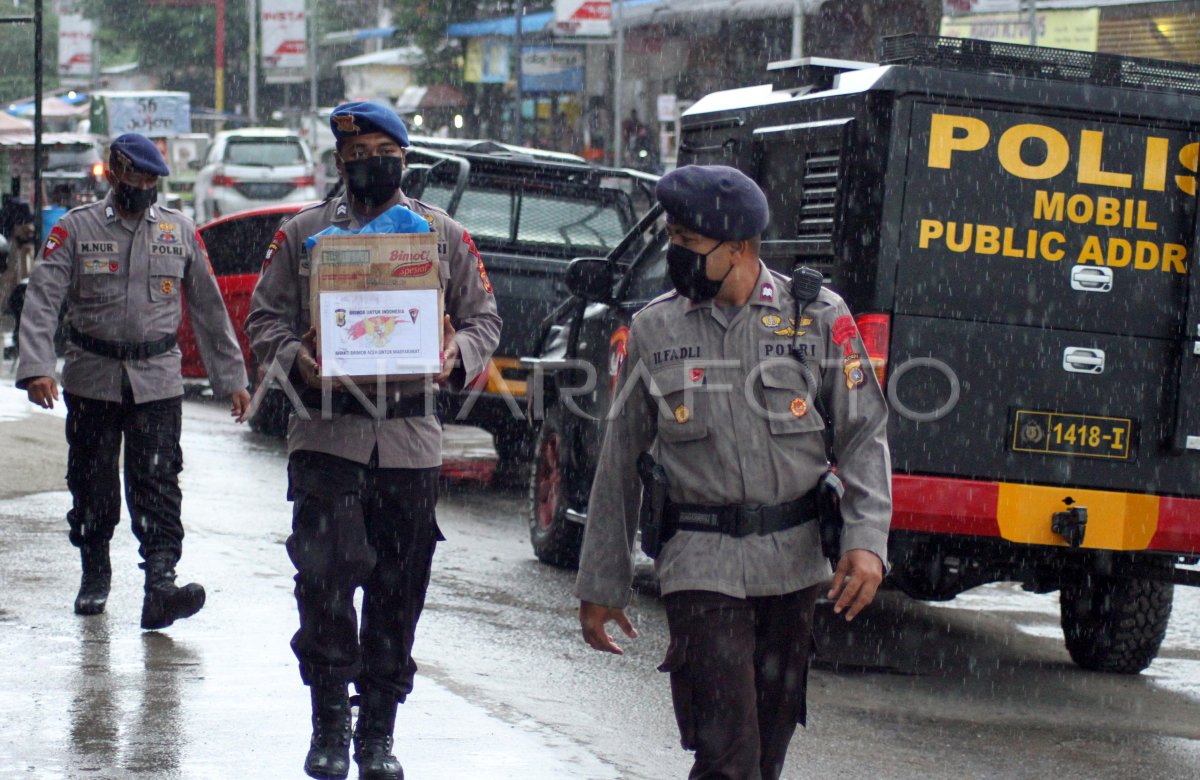 PEMBAGIAN TAKJIL GRATIS BAKTI BRIMOB | ANTARA Foto