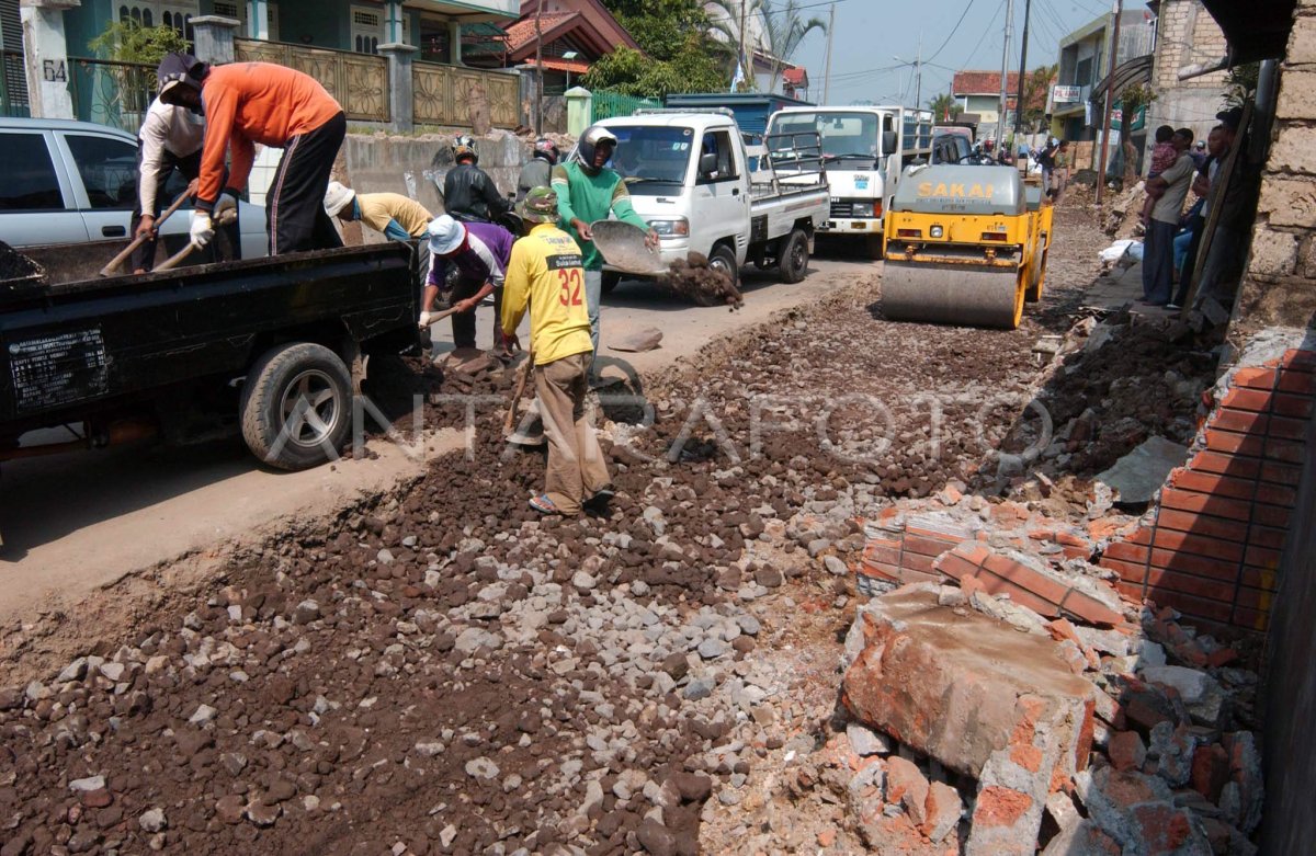 PELEBARAN JALAN | ANTARA Foto