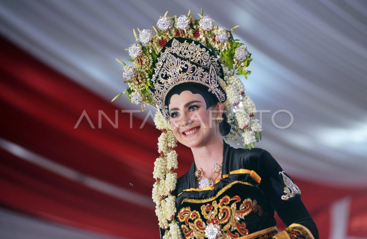 FASHION SHOW PAKAIAN ADAT NUSANTARA | ANTARA Foto