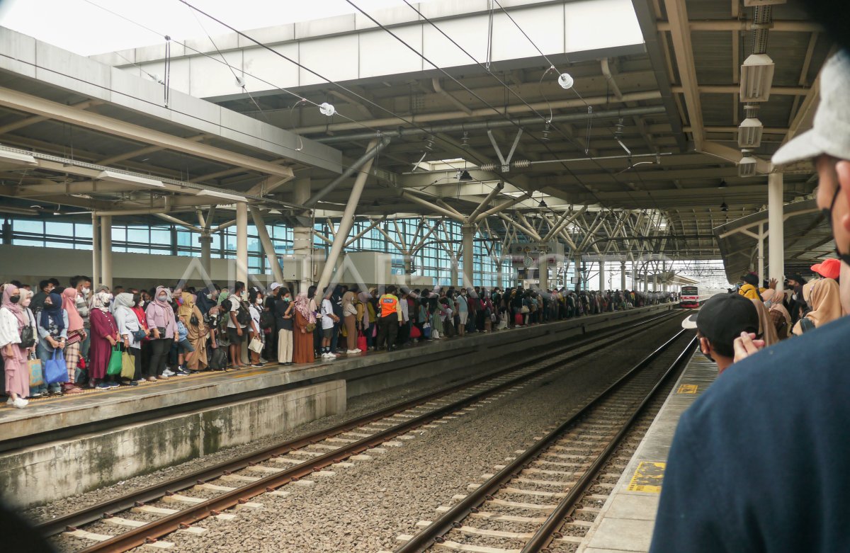 Kepadatan Stasiun Manggarai Antara Foto 4527