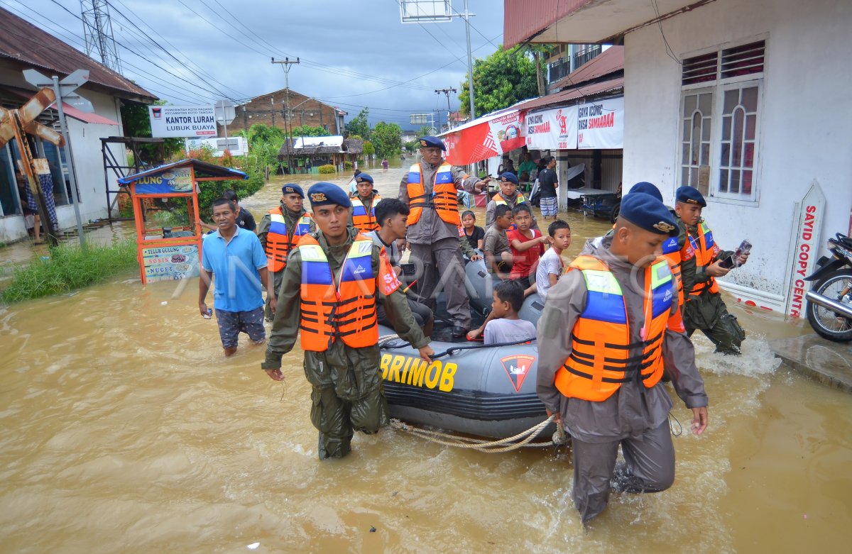 Banjir Rendam Kota Padang ANTARA Foto   Banjir Rendam Kota Padang 17b90 Dom 