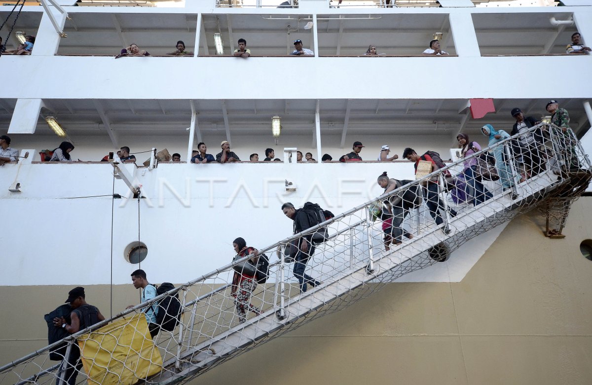 LONJAKAN PEMUDIK PELABUHAN SOEKARNO HATTA | ANTARA Foto