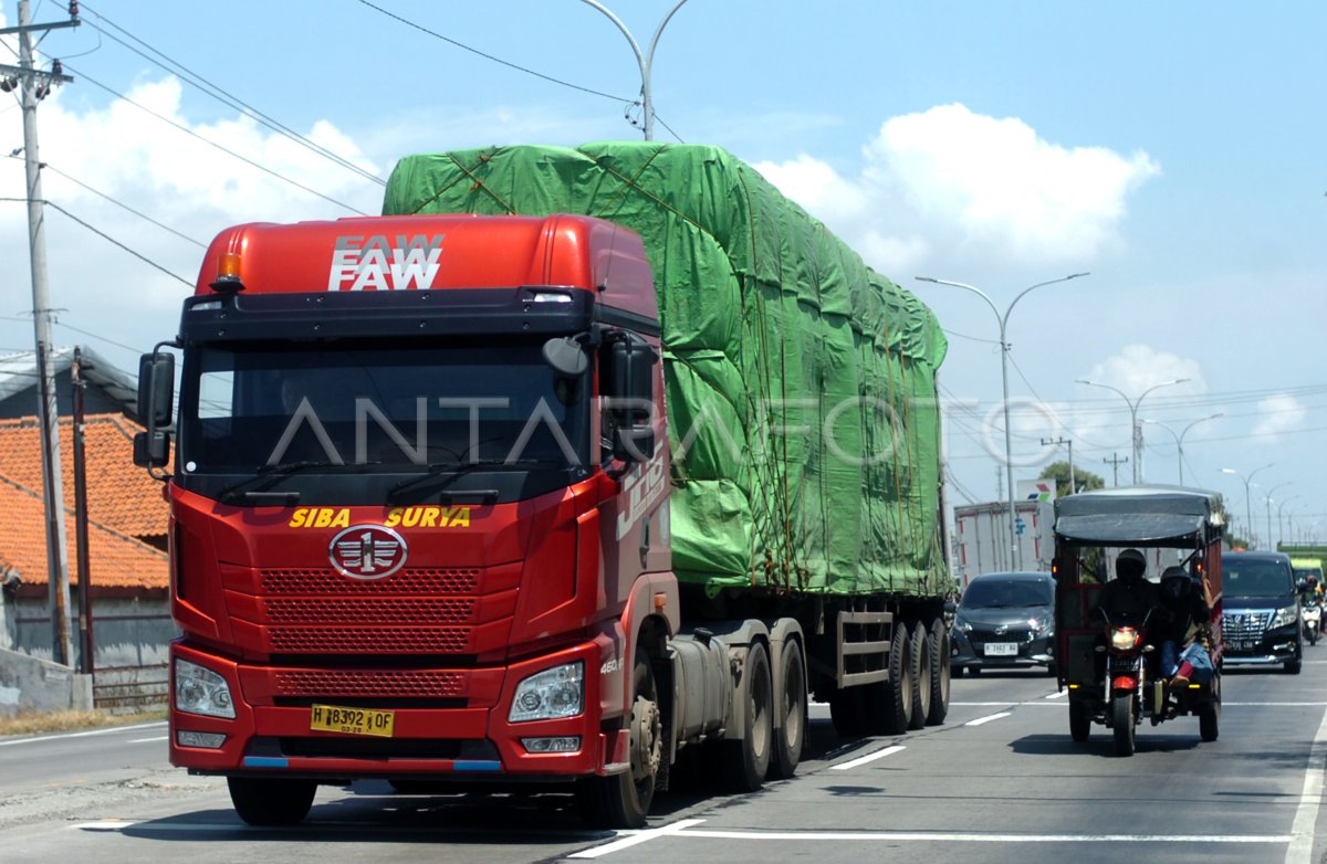 Pemberlakuan Aturan Truk Dilarang Melintas | ANTARA Foto