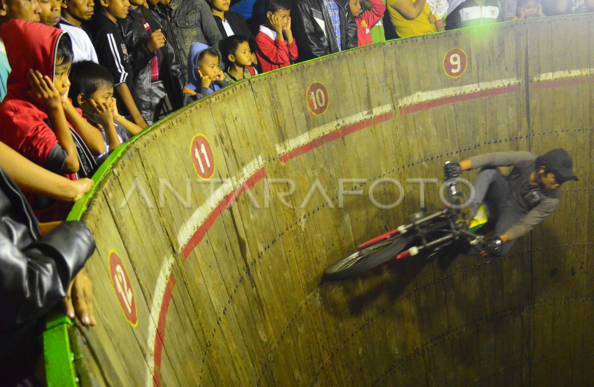 ATRAKSI TONG SETAN ANTARA Foto