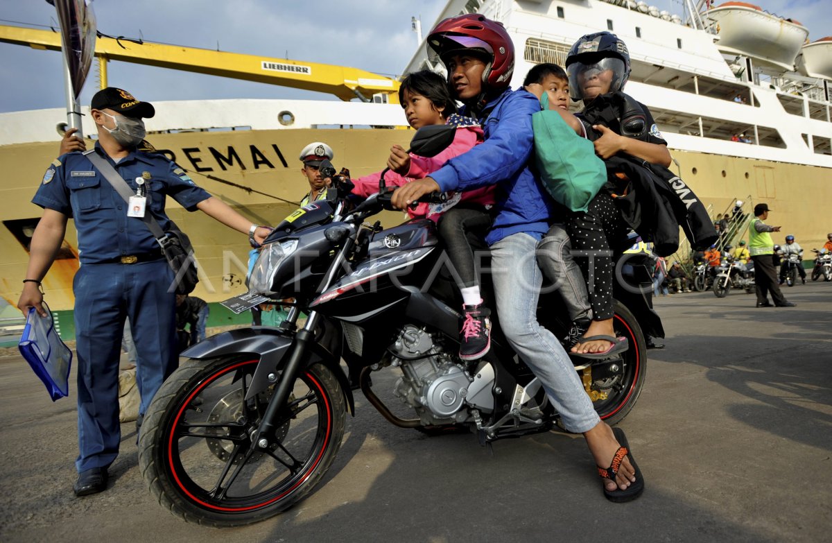 PEMUDIK BERSEPEDA MOTOR NAIK KAPAL | ANTARA Foto