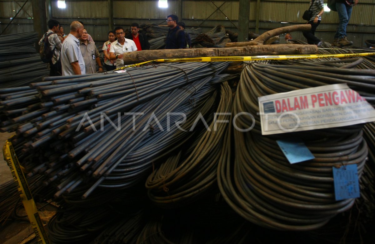 KEMENDAG AMANKAN RIBUAN BATANG BAJA | ANTARA Foto