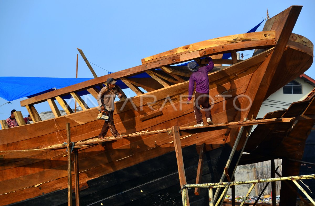 Pembuatan Kapal Ikan Antara Foto