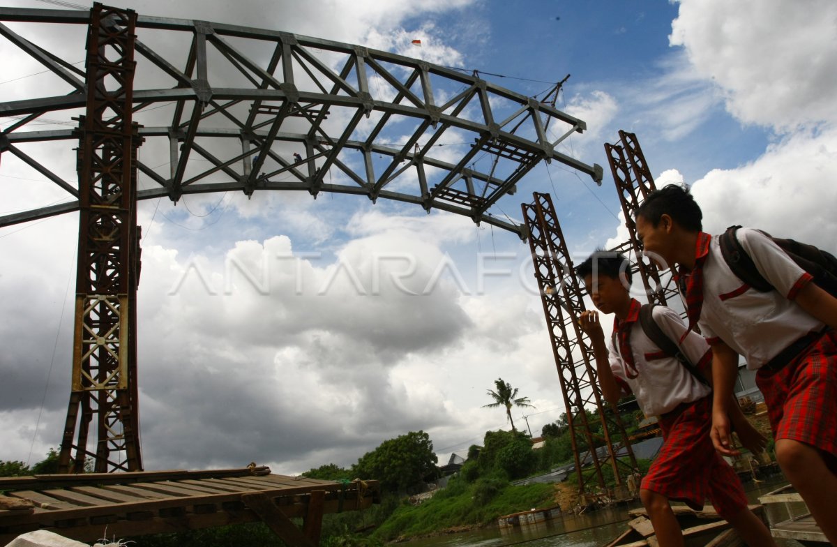 Pembangunan Jembatan Penghubung Mangkrak Antara Foto