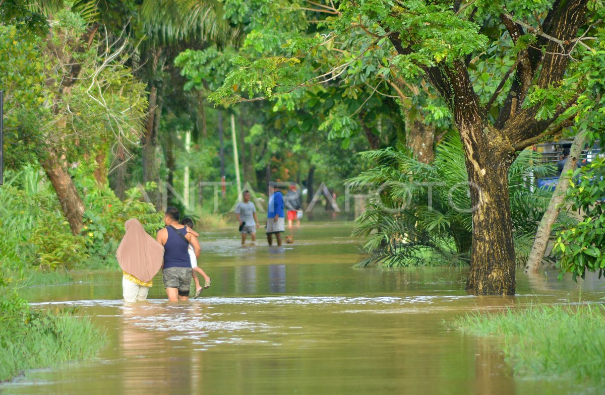 AKSES JALAN TERENDAM BANJIR | ANTARA Foto