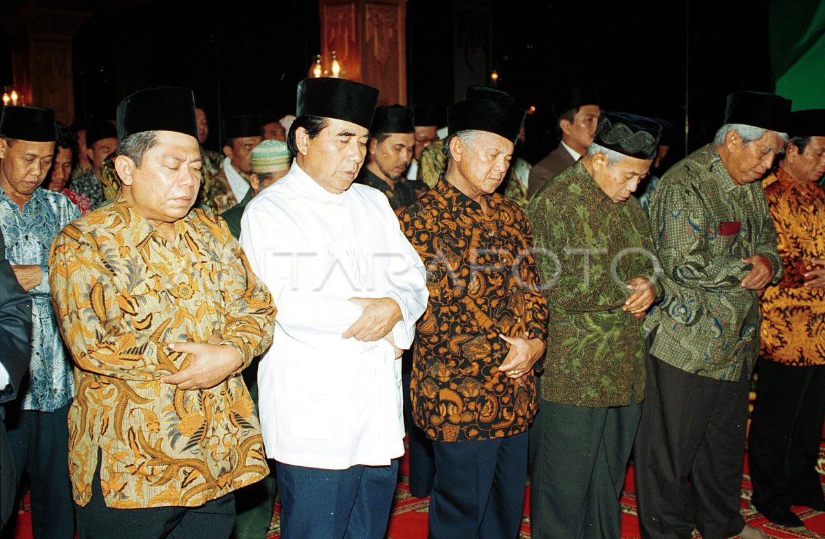 Presiden Bj Habibie Shalat Tarawih Berjamaah Antara Foto