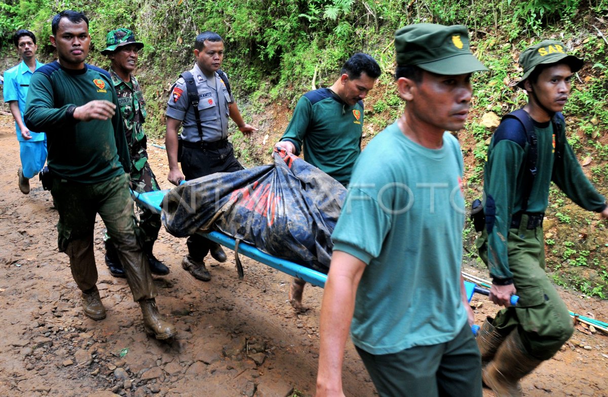 EVAKUASI KORBAN | ANTARA Foto