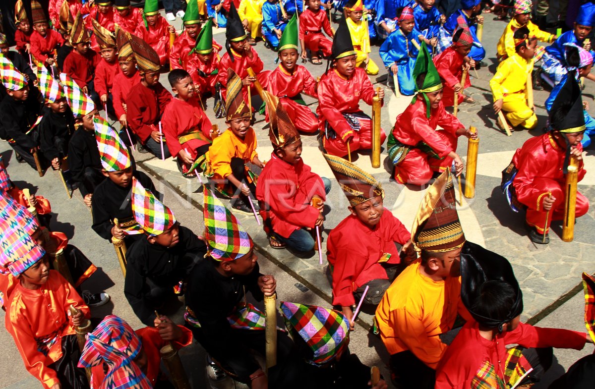 Tari Gandrang Bulo Antara Foto