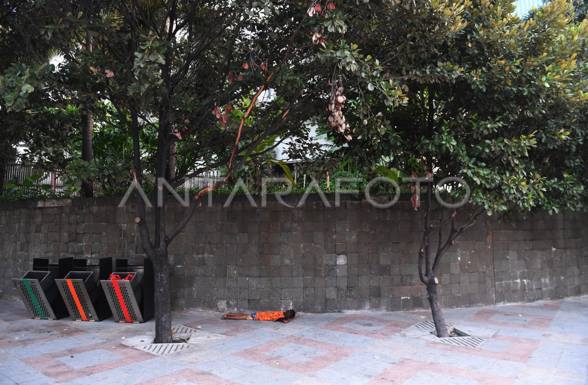 Anak Muda Jakarta Menggunakan Gaya Vintage di Jalanan