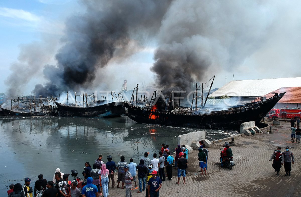 Kapal Terbakar Di Pelabuhan Tegal Antara Foto