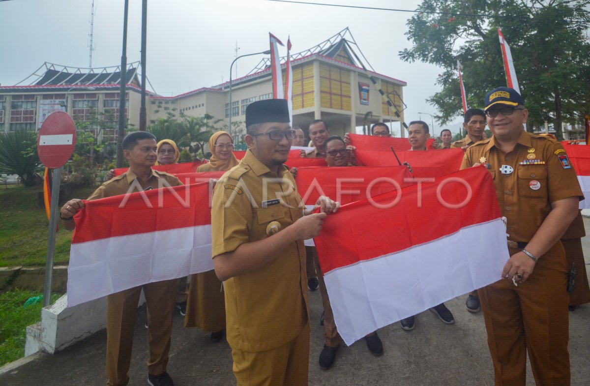 DUKUNGAN GERAKAN PEMBAGIAN 10 JUTA BENDERA MERAH PUTIH | ANTARA Foto