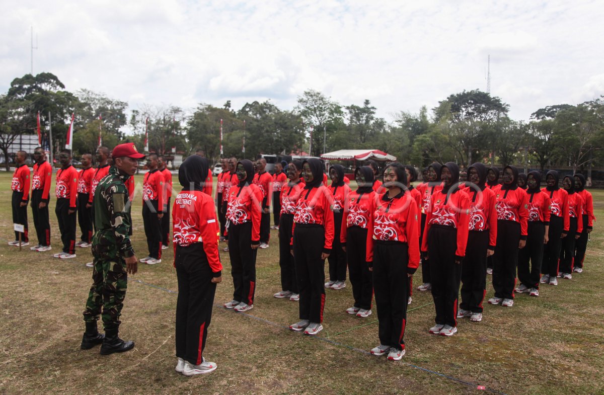 LATIHAN PASKIBRAKA PERSIAPAN UPACARA HUT RI DI KALTENG