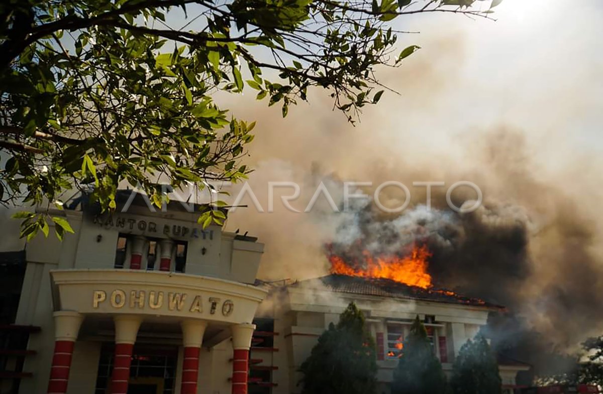 Kantor Bupati Pohuwato dibakar massa