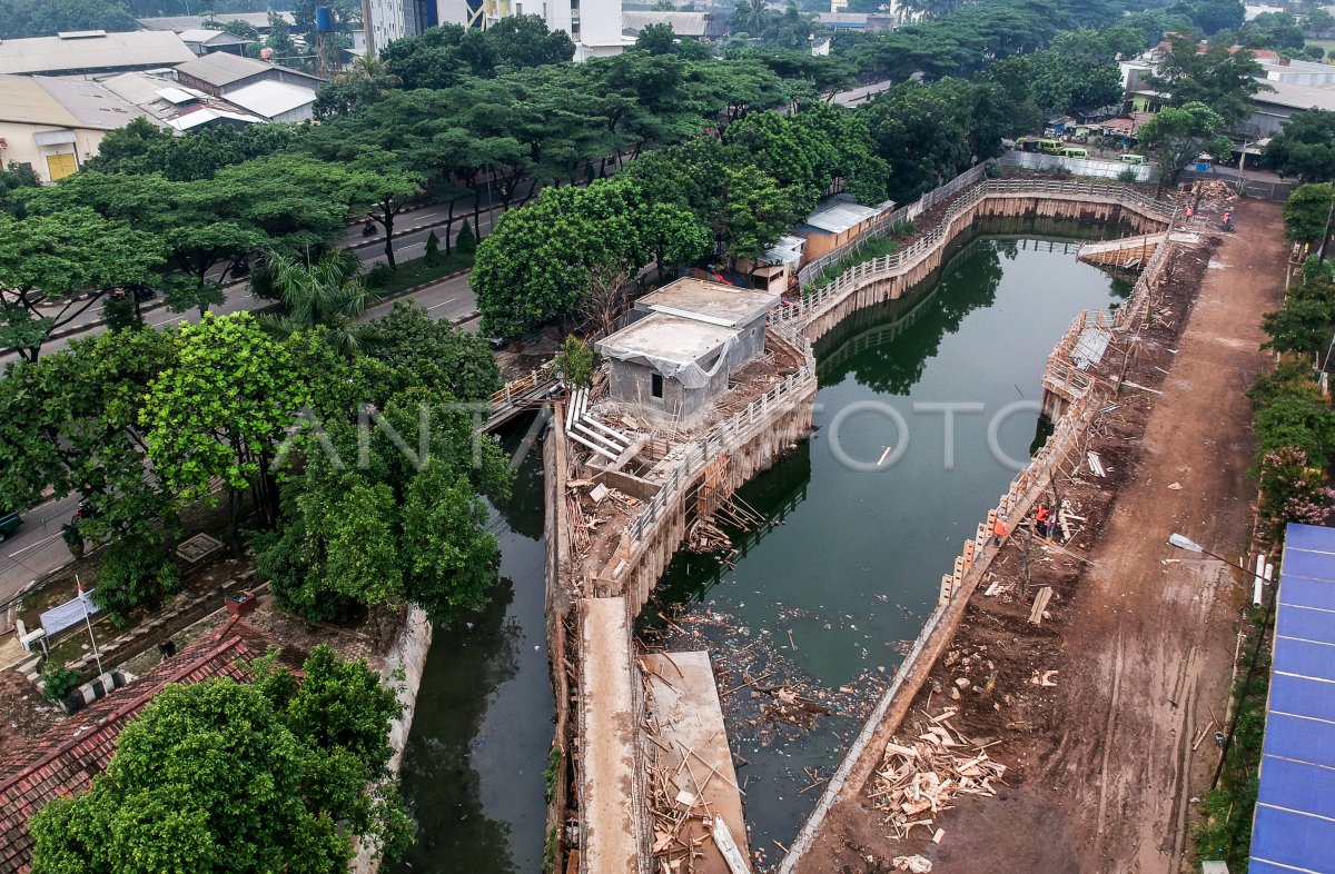 PEMBANGUNAN KOLAM PENGENDALI BANJIR | ANTARA Foto