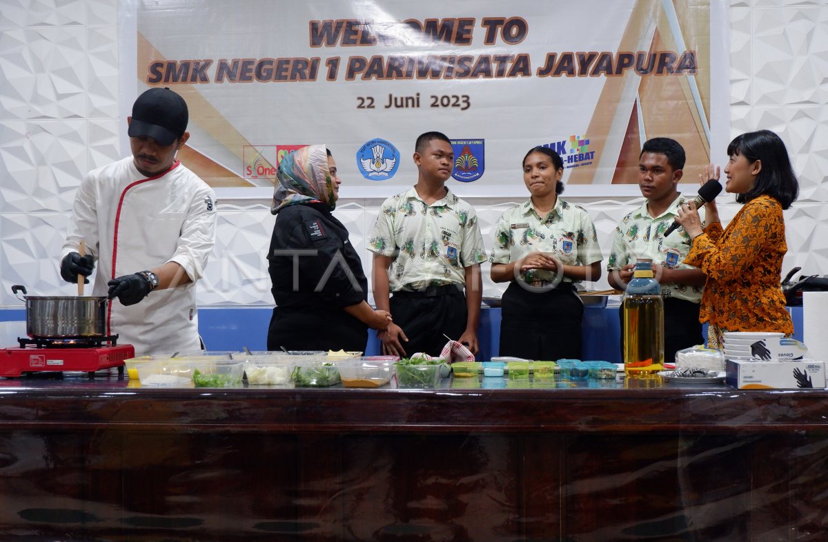 Koki asal Qatar demo masak di Papua