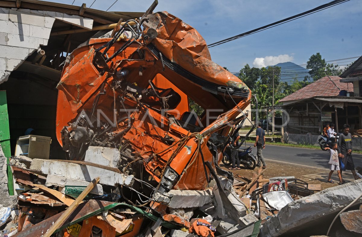 Kecelakaan truk tabrak ruko di Serang