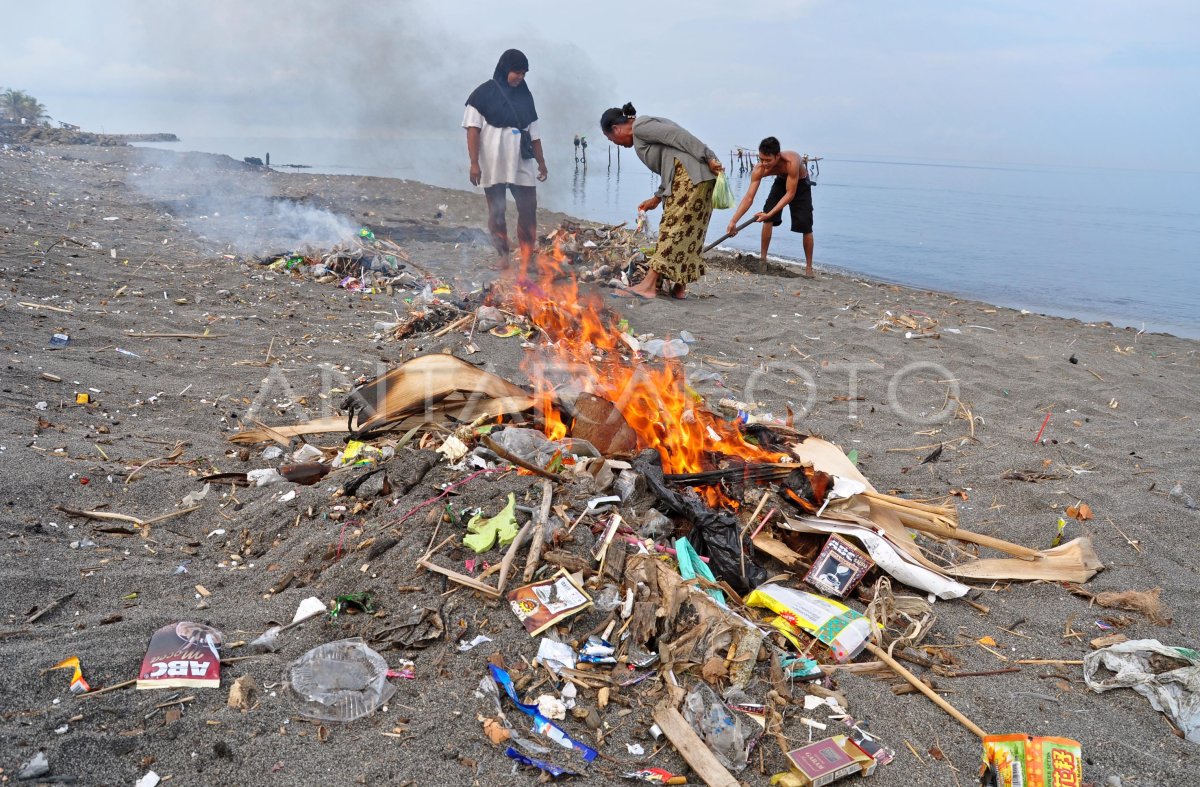 SAMPAH PANTAI | ANTARA Foto