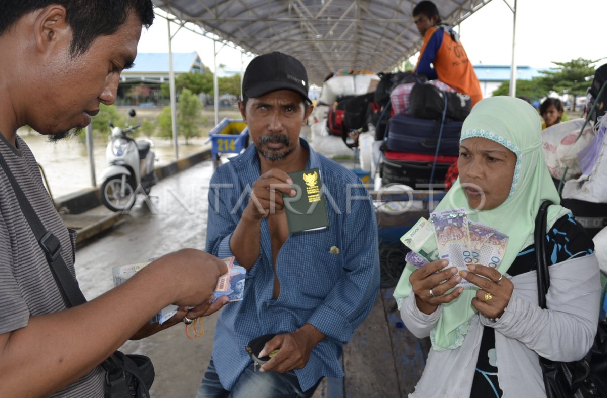 TKI MENUKAR MATA UANG ANTARA Foto tki-menukar-mata-uang-antara-foto