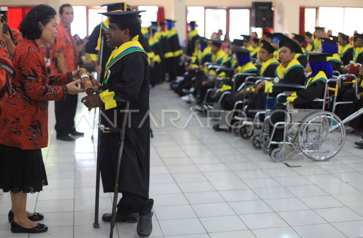 Wisuda Penyandang Cacat Antara Foto