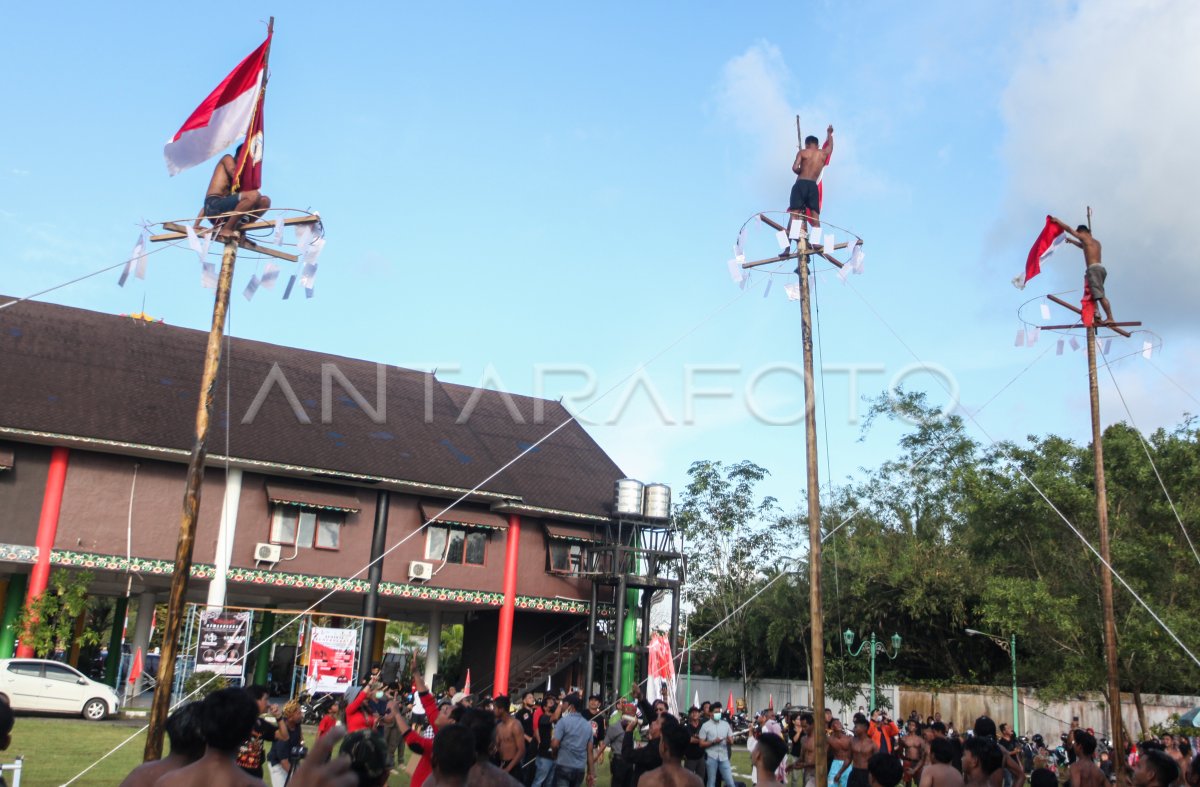 PERLOMBAAN PANJAT PINANG DI RUMAH ADAT DAYAK KALTENG